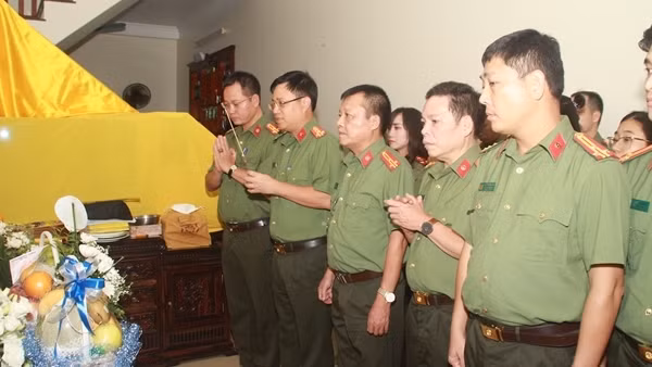Cục An ninh nội địa thăm, tặng quà gia đình 3 liệt sĩ Công an hy sinh khi tham gia chữa cháy