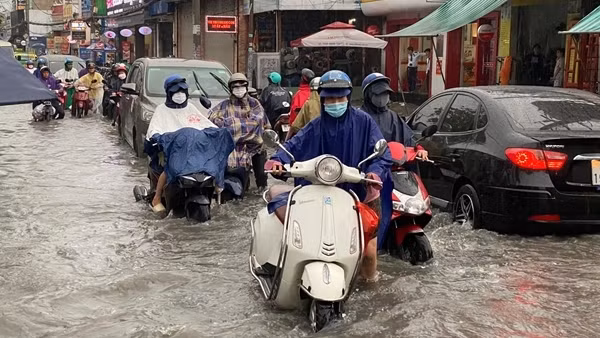 Hàng loạt tuyến đường ở TP Hồ Chí Minh ngập nặng trong cơn mưa trắng trời