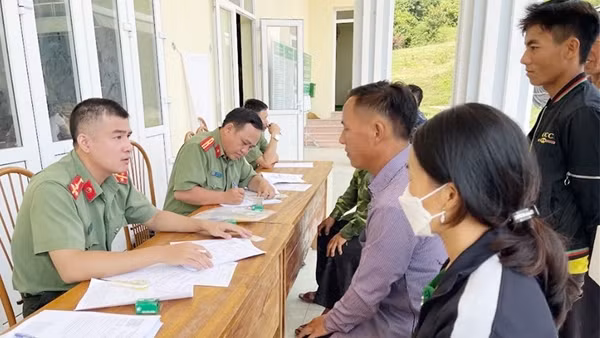 Đến tận xã cấp hộ chiếu cho người dân