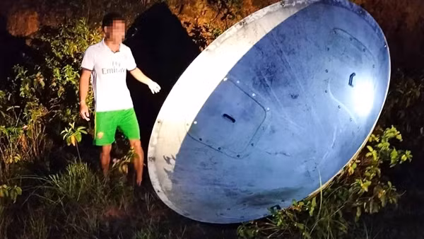 Vật thể lạ đường kính 2m rơi xuống khu dân cư