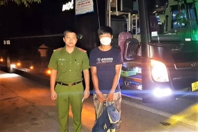Cảm ơn Công an đã tìm thấy cháu nội sau 10 năm thất lạc -0