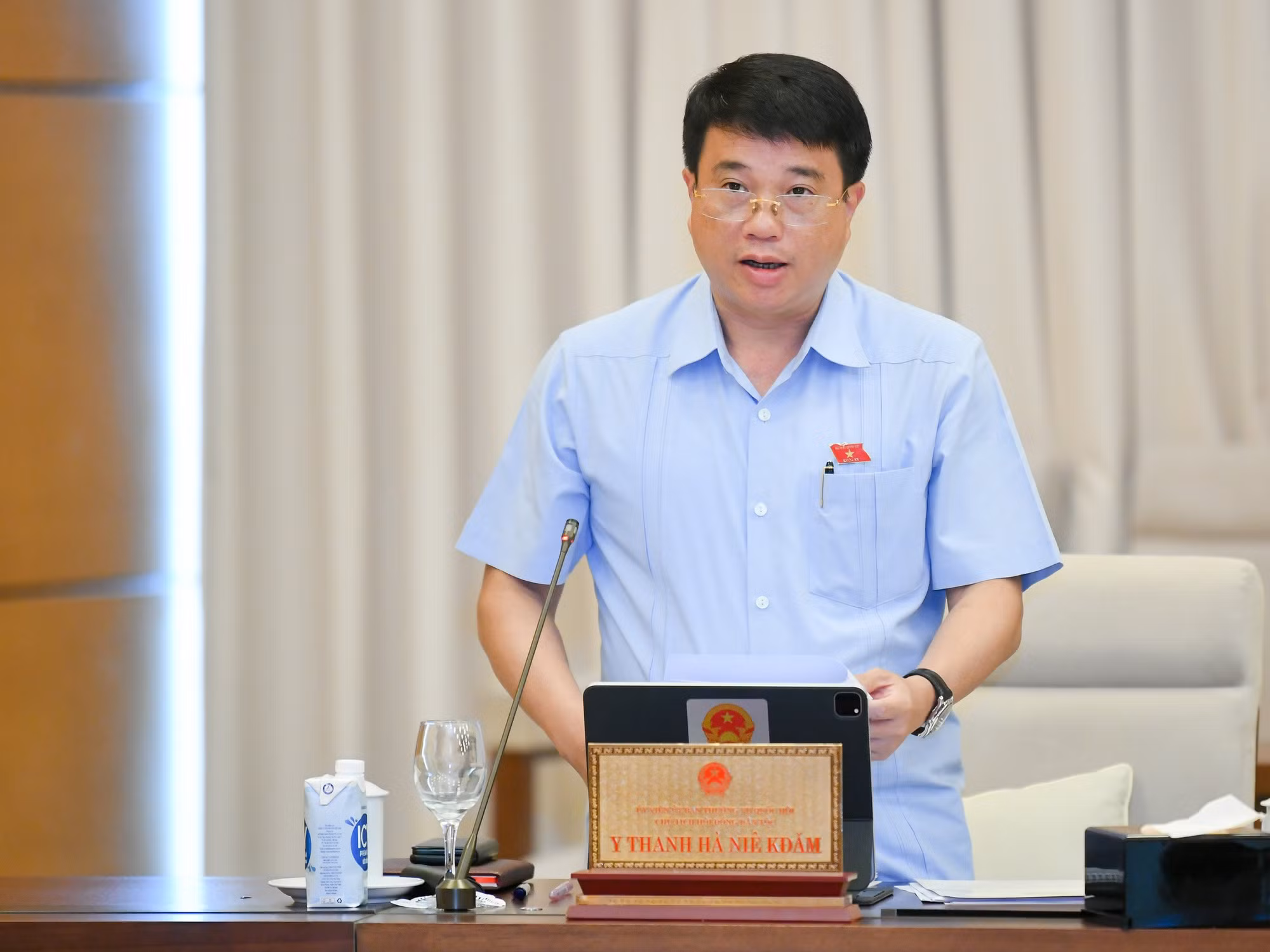 Mẹ chở con đi học thêm, vợ lấy luôn ATM của chồng có phải bạo lực gia đình? -0