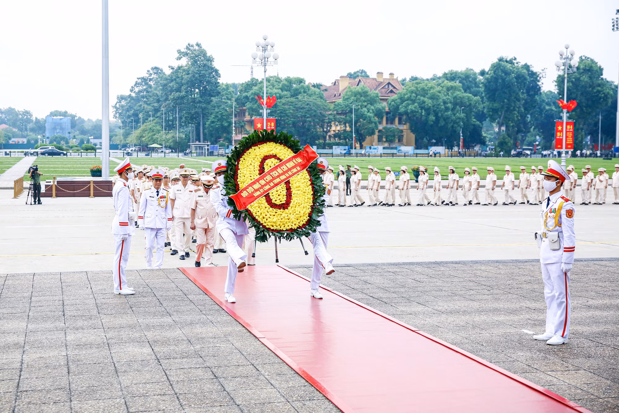 Đoàn đại biểu Đảng ủy Công an Trung ương vào Lăng viếng Chủ tịch Hồ Chí Minh -0