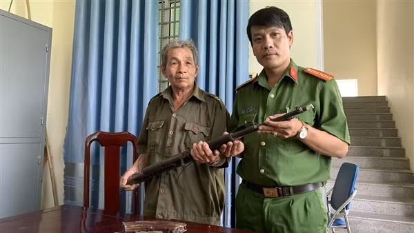 Công an xã vận động người dân giao nộp 2 khẩu súng