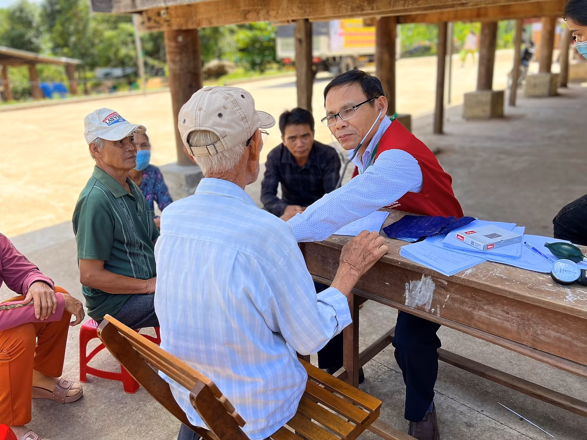 Khám, tư vấn sức khỏe miễn phí cho bà con làng Cam -0