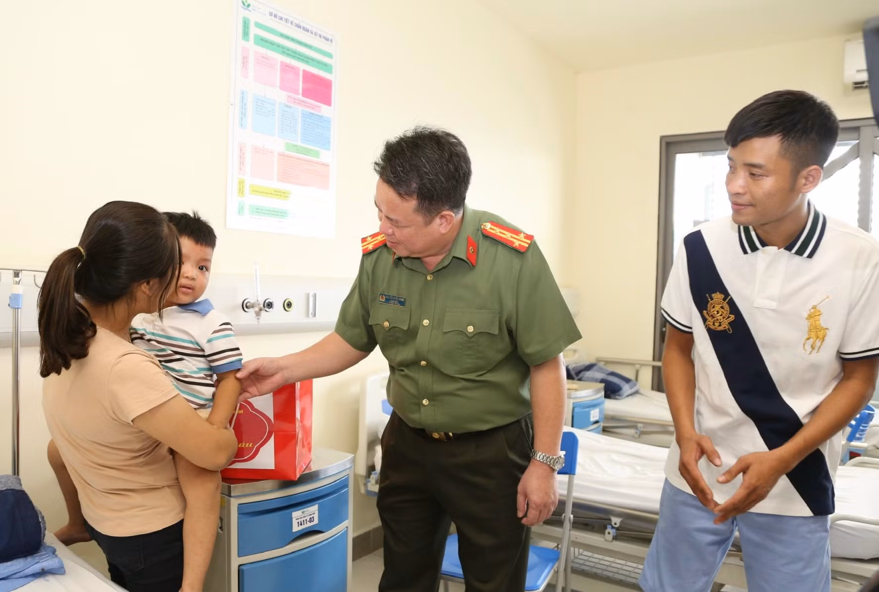 Bé trai bị nhốt trong tủ đông tươi tắn nhận quà từ Giám đốc Công an Hà Nam -0