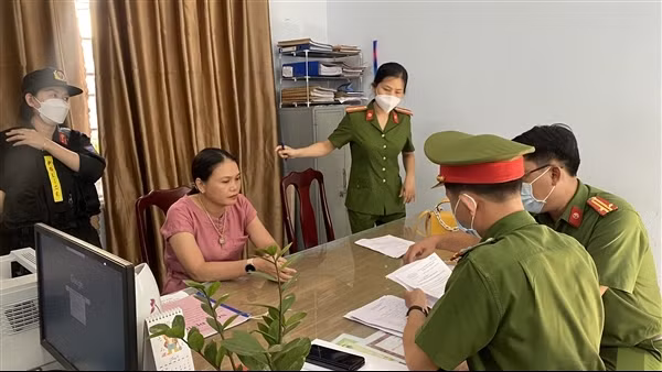 Lừa đảo tiền tỷ rồi lên facebook dọa kiện Công an