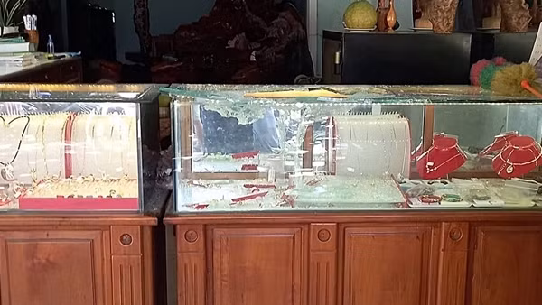 Giữa trưa, dùng cuốc cướp tiệm vàng