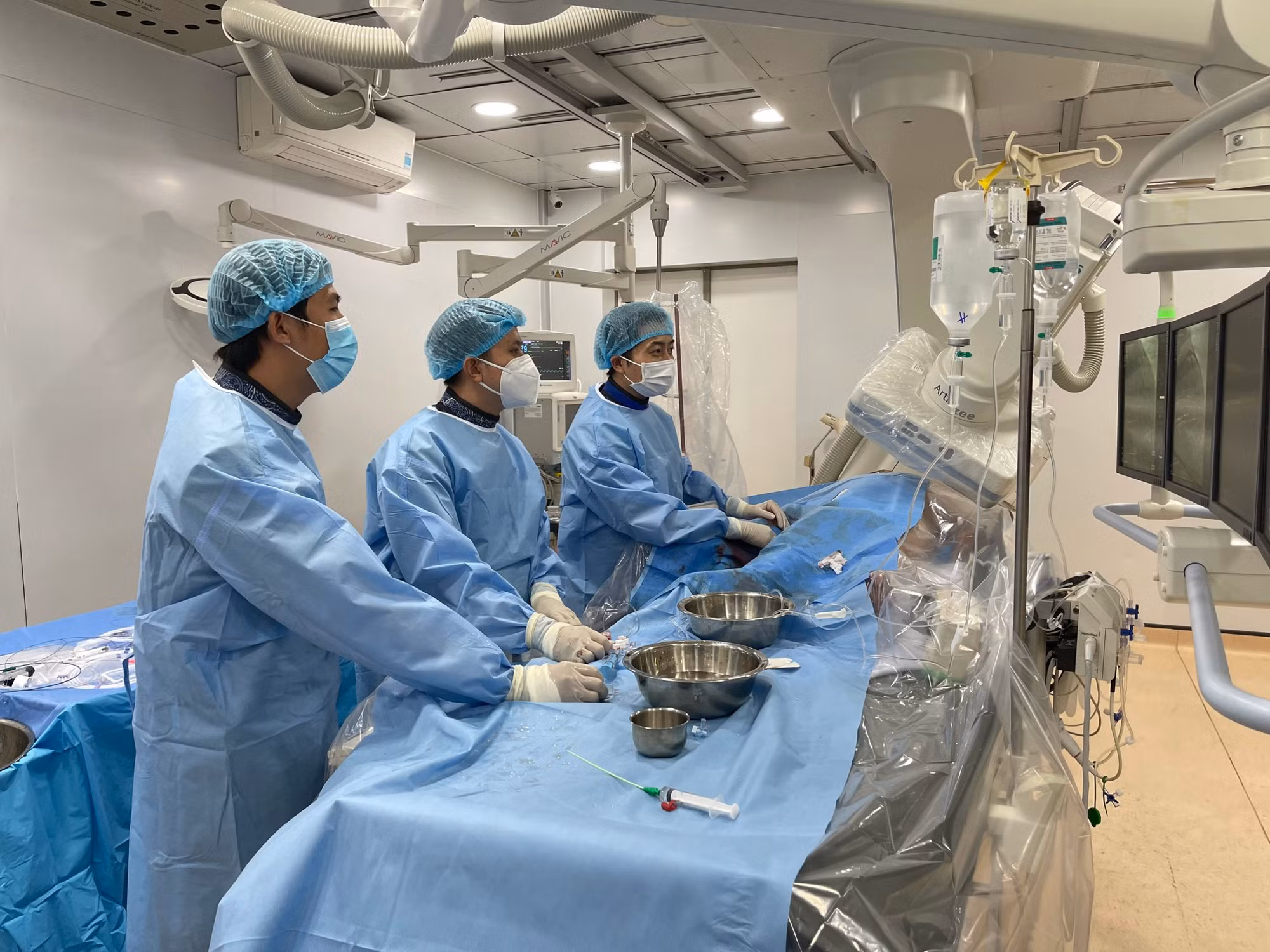 Sau cơn đau ngực trái dữ dội, nhập viện phát hiện tăng tiểu cầu nguyên phát gây nhồi máu cơ tim -0