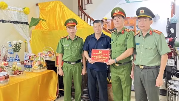 Công an tỉnh Bà Rịa-Vũng Tàu trao tặng quà gia đình ba Liệt sĩ hy sinh khi chữa cháy