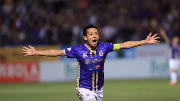 Ghi 2 bàn trong 3 phút, Hà Nội FC lại "gieo sầu" cho thầy trò Kiatisuk