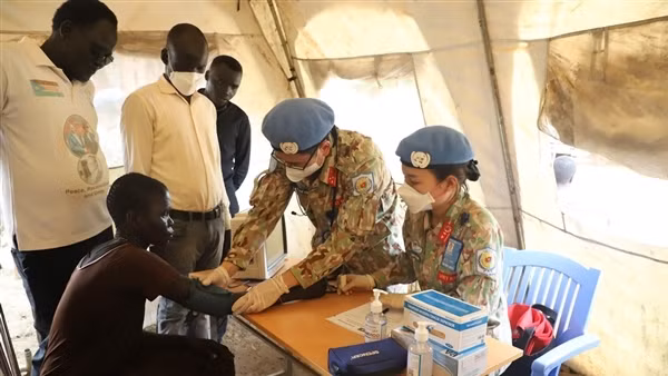 Chiến sĩ “mũ nồi xanh” khám chữa bệnh cho người dân&nbsp;Nam Sudan