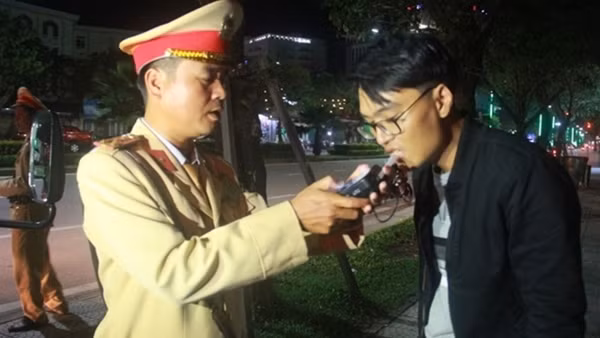 Tài xế có "hơi men" lái ôtô gây tai nạn rời khỏi hiện trường bị phạt 63 triệu đồng