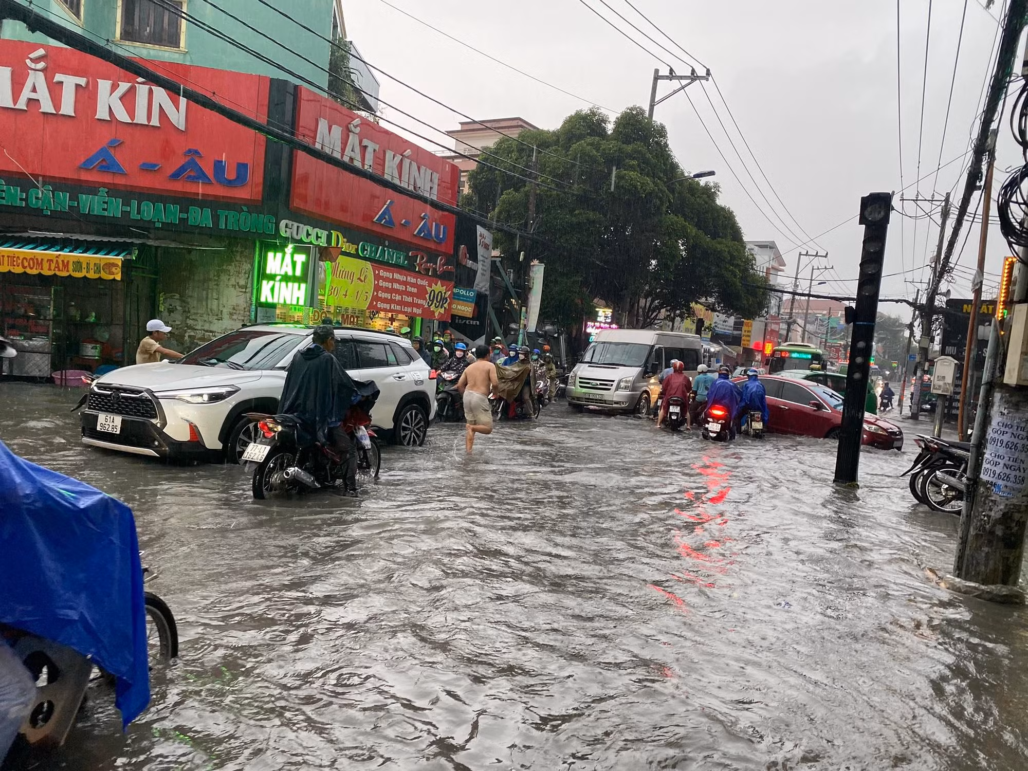 Hàng loạt tuyến đường ở TP Hồ Chí Minh ngập nặng trong cơn mưa trắng trời -7