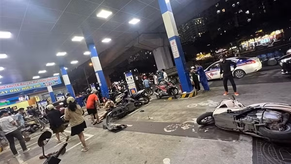 Ô tô lao vào cây xăng trên đường Láng, nhiều người bị thương