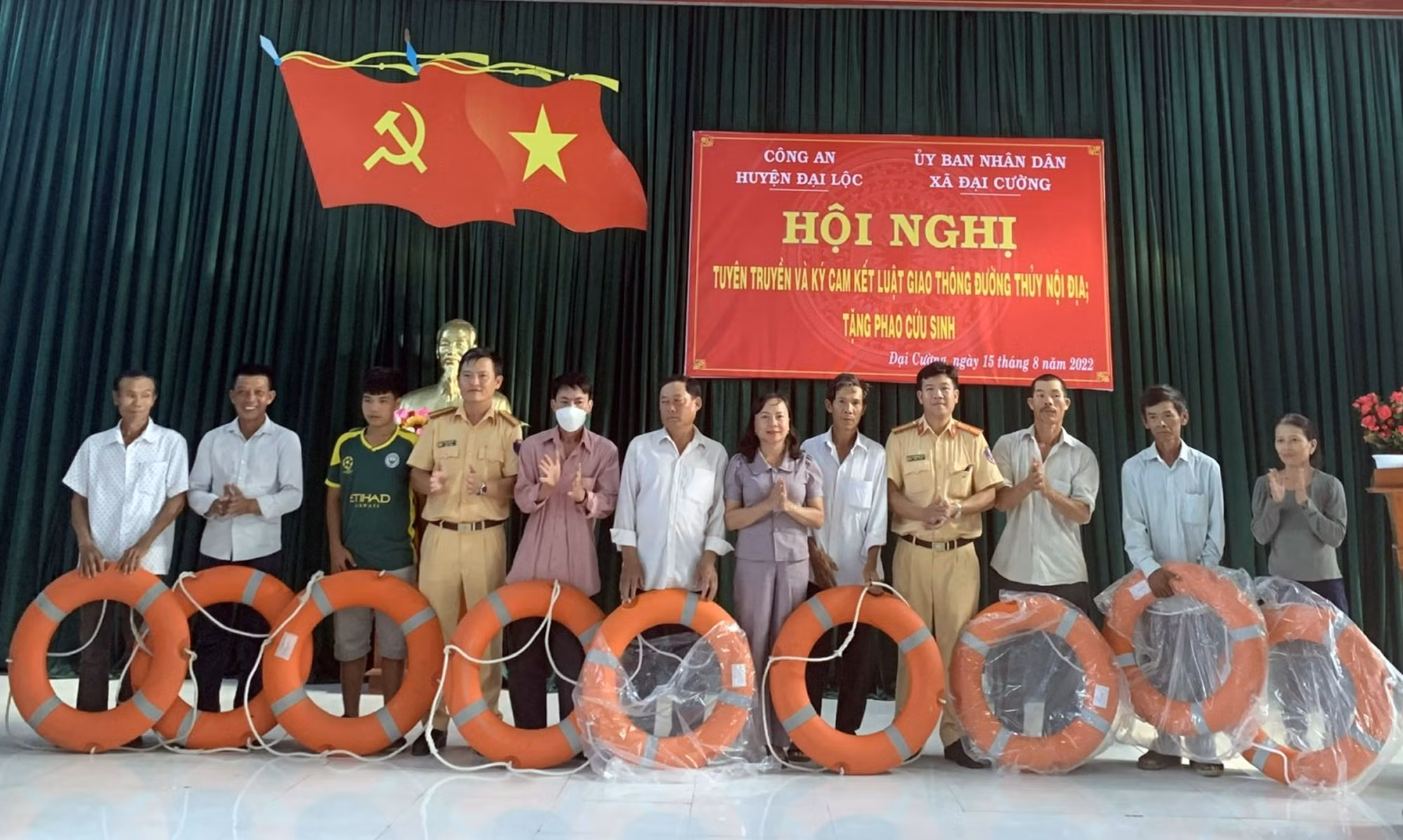 Tuyên truyền an toàn giao thông đường thủy cho người dân vùng “rốn lũ” -0