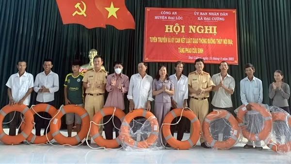 Tuyên truyền an toàn giao thông đường thủy cho người dân vùng “rốn lũ”