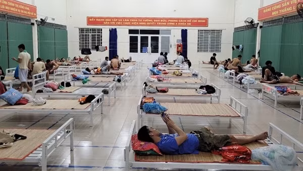 Trốn khỏi casino ở Campuchia, hàng chục người bơi qua sông biên giới về Việt Nam