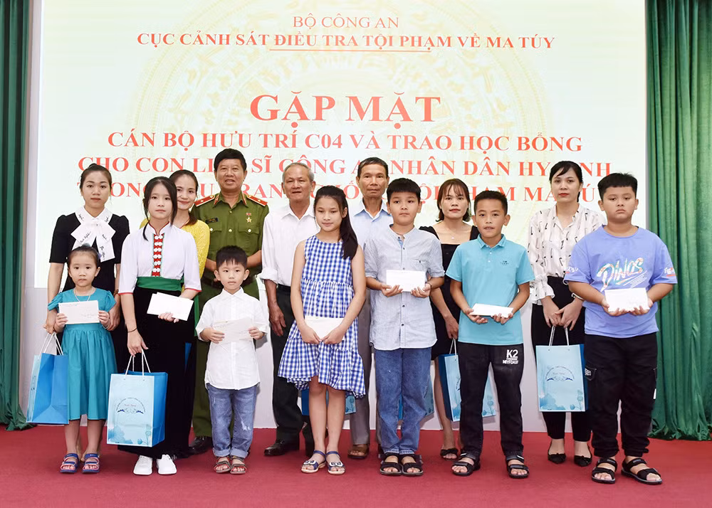 Phần quà ý nghĩa trao tặng con các liệt sỹ trước thềm năm học mới -0