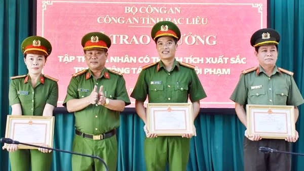 Khen thưởng tập thể, cá nhân xuất sắc trong công tác truy nã tội phạm