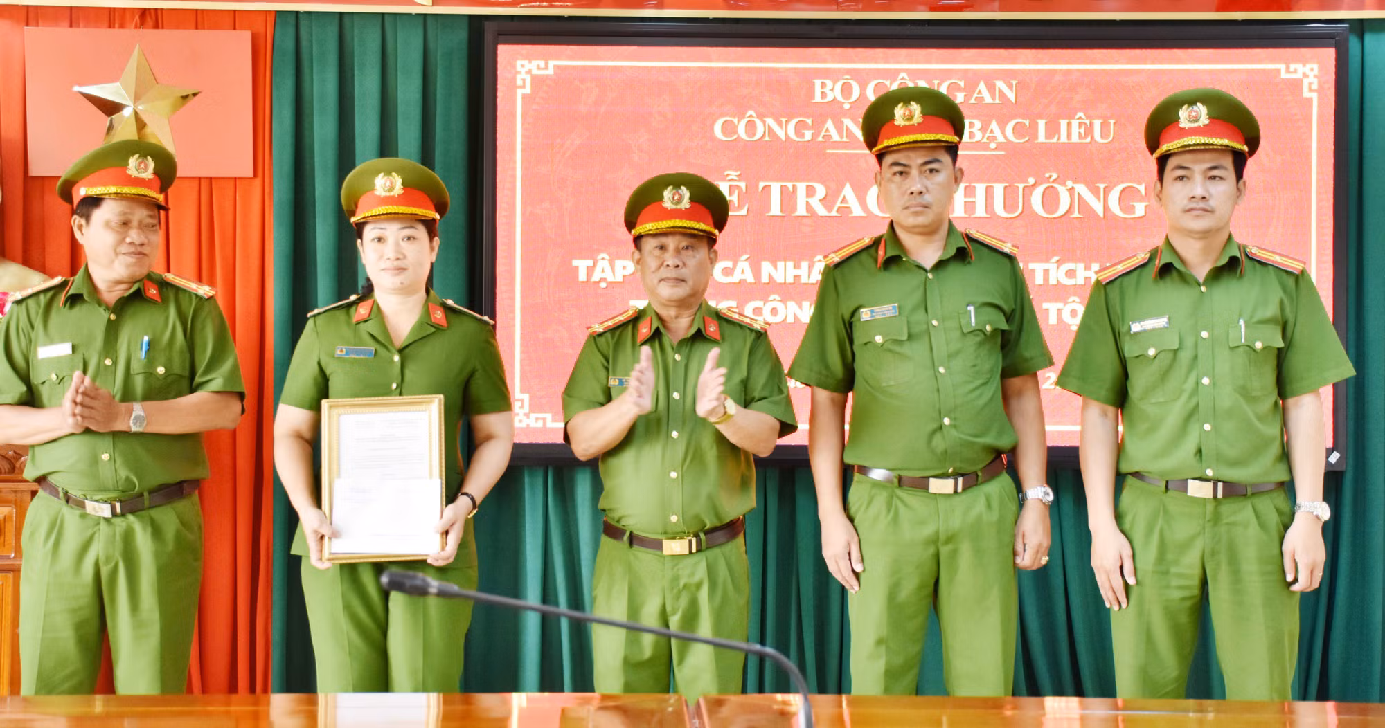 Khen thưởng tập thể, cá nhân xuất sắc trong công tác truy nã tội phạm -0