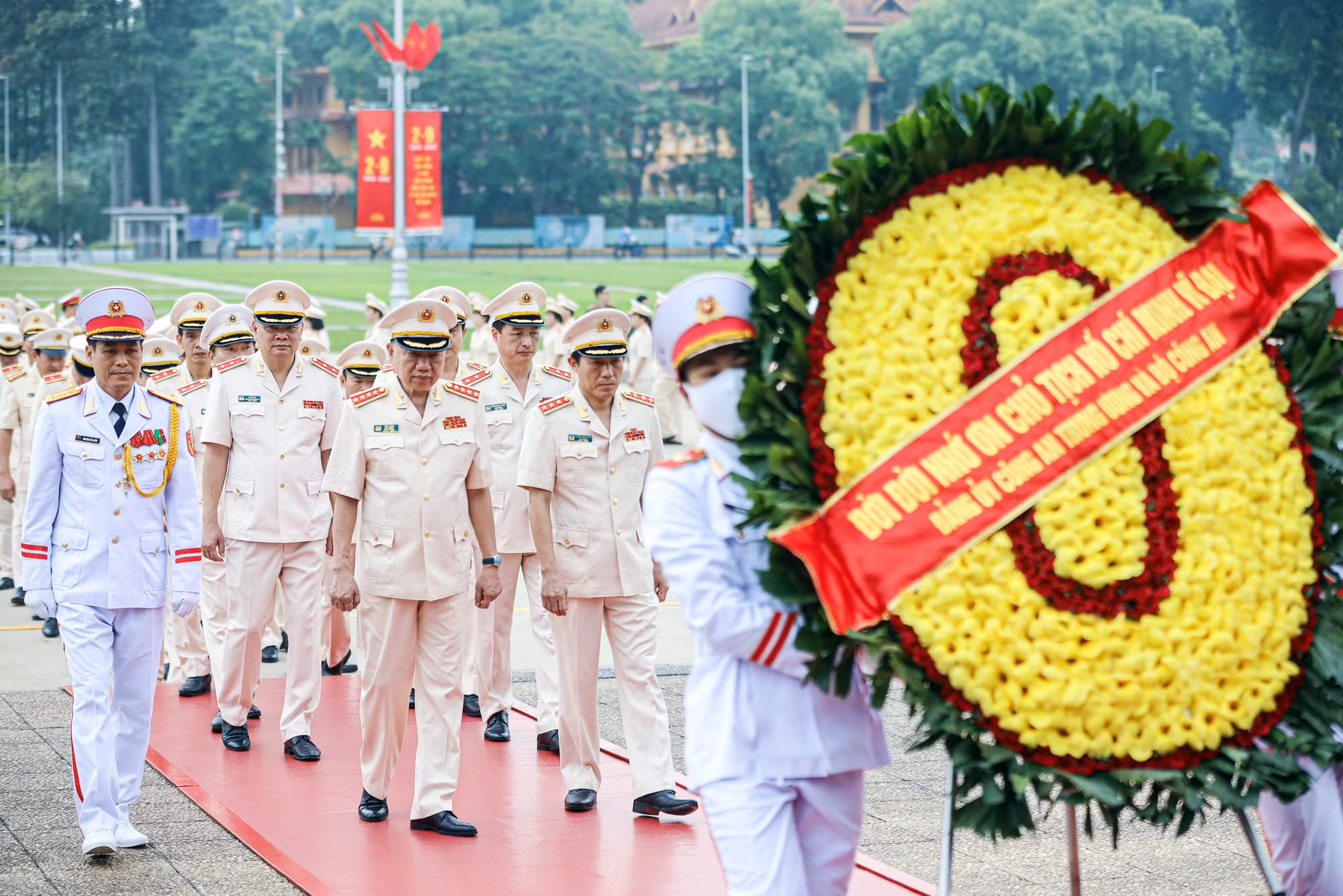 Đoàn đại biểu Đảng ủy Công an Trung ương vào Lăng viếng Chủ tịch Hồ Chí Minh -1