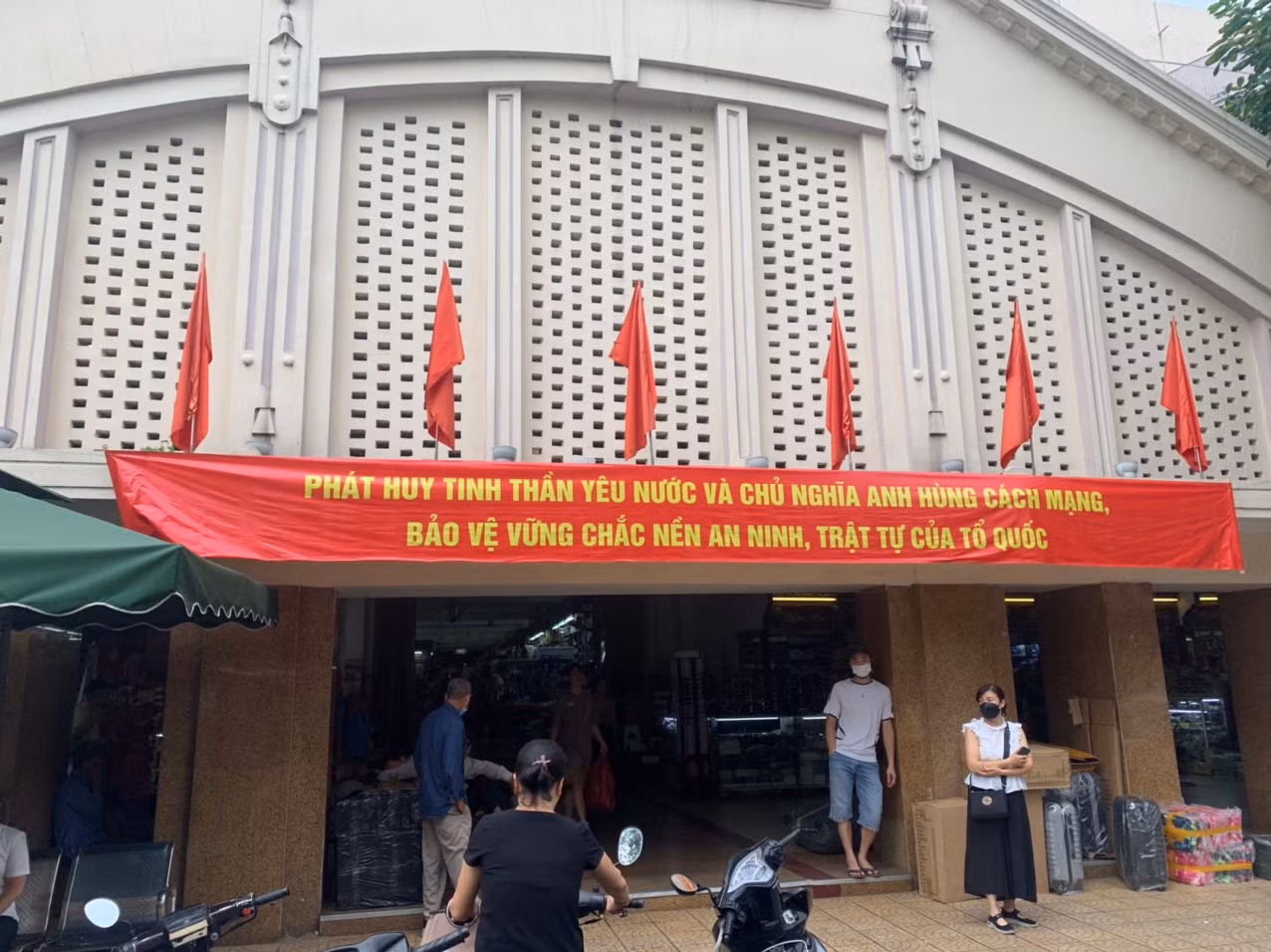 Công an Thủ đô thực hiện 6 điều Bác Hồ dạy:&nbsp;Bình yên khu chợ Đồng Xuân -0