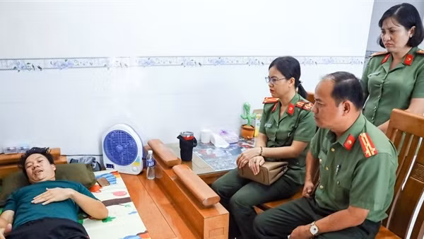 Công an tỉnh Thừa Thiên Huế thăm hỏi CBCS có hoàn cảnh đặc biệt tại TP Cần Thơ
