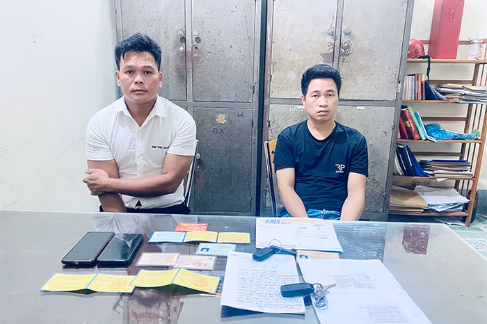 Phát hiện vụ mua bán giấy tờ xe giả con dấu và chữ ký -1