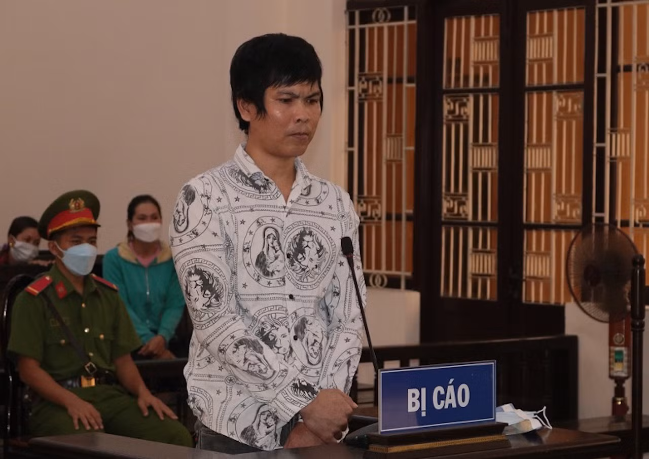 Lĩnh án vì sau khi uống rượu cầm búa chém hàng xóm -0