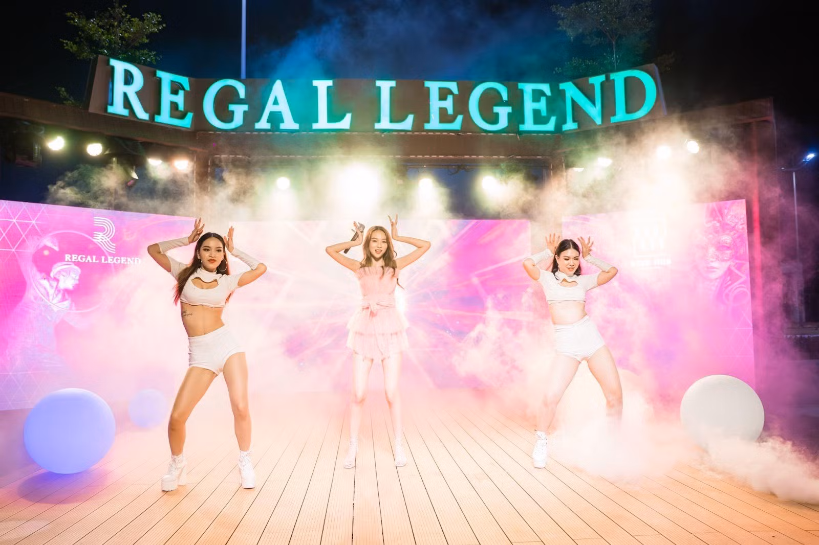 Sức hút giải trí ngày đêm từ kinh đô giải trí toàn cầu Regal Legend -0