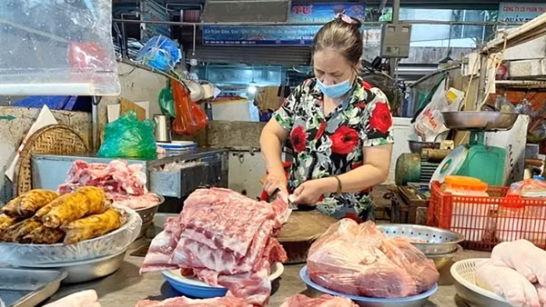 Giá lợn xuất chuồng "hạ nhiệt", giá thịt lợn tiêu dùng vẫn cao