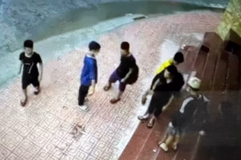 Hà Nội: Bắt khẩn cấp nhóm cướp nhí chém người, cướp tài sản -0