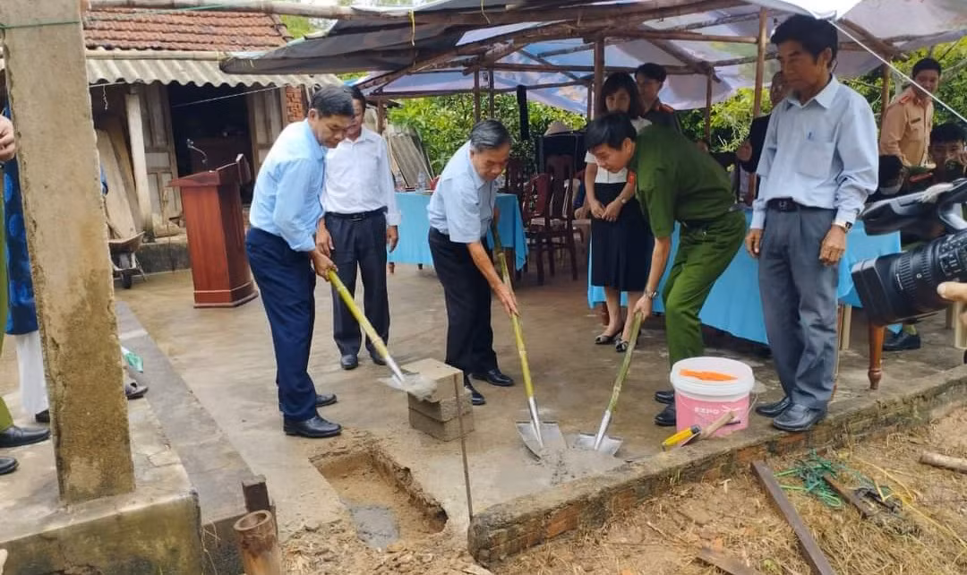 Xây tặng nhà cho gia đình Liệt sĩ CAND -0