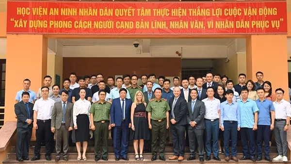 Bế giảng lớp bồi dưỡng chuyên đề "Điều tra tội phạm tham nhũng" do chuyên gia Hoa Kỳ giảng dạy