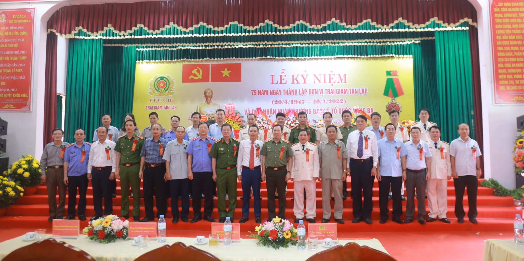 Trại giam Tân Lập đón nhận Huân chương Bảo vệ Tổ quốc hạng Ba -0