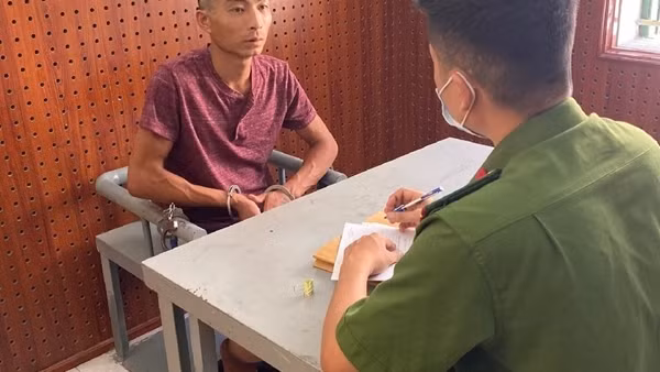 Khống chế kẻ buôn ma túy hung hãn dùng bơm kim tiêm chống trả
