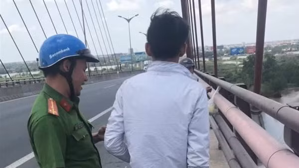 Người dân gửi thư cảm ơn Công an xã cứu người định lao xuống sông Hồng tự tử