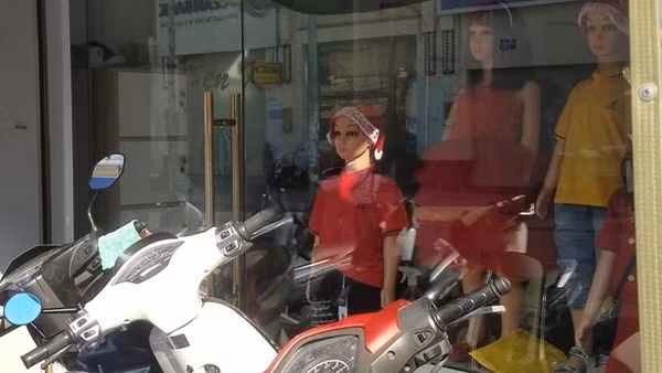 "Nữ quái" dùng chiêu chở theo con nhỏ, giả khách mua hàng để trộm cắp