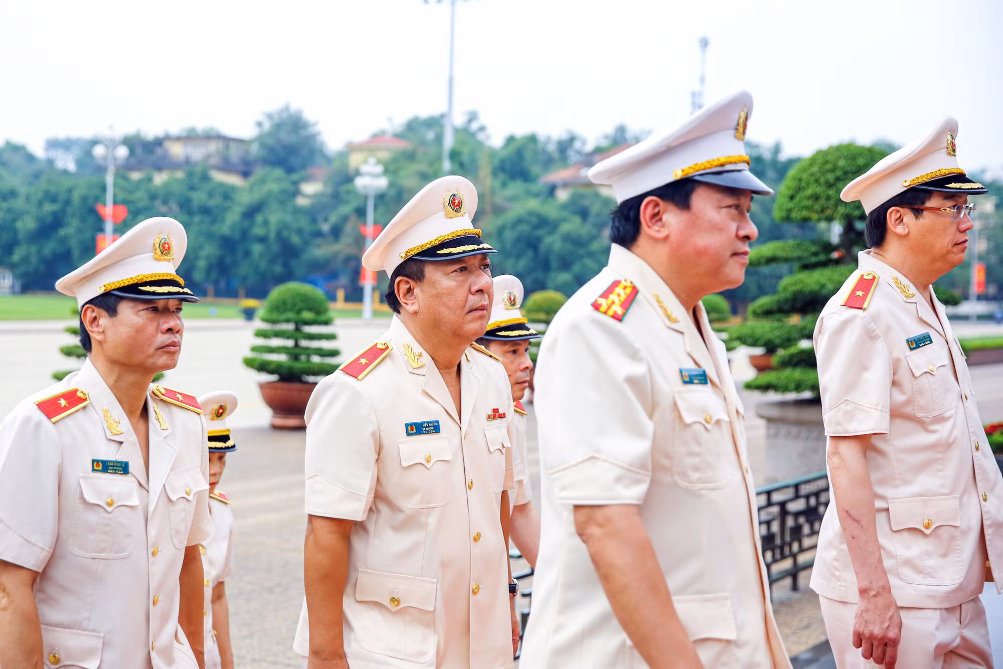 Đoàn đại biểu Đảng ủy Công an Trung ương vào Lăng viếng Chủ tịch Hồ Chí Minh -1