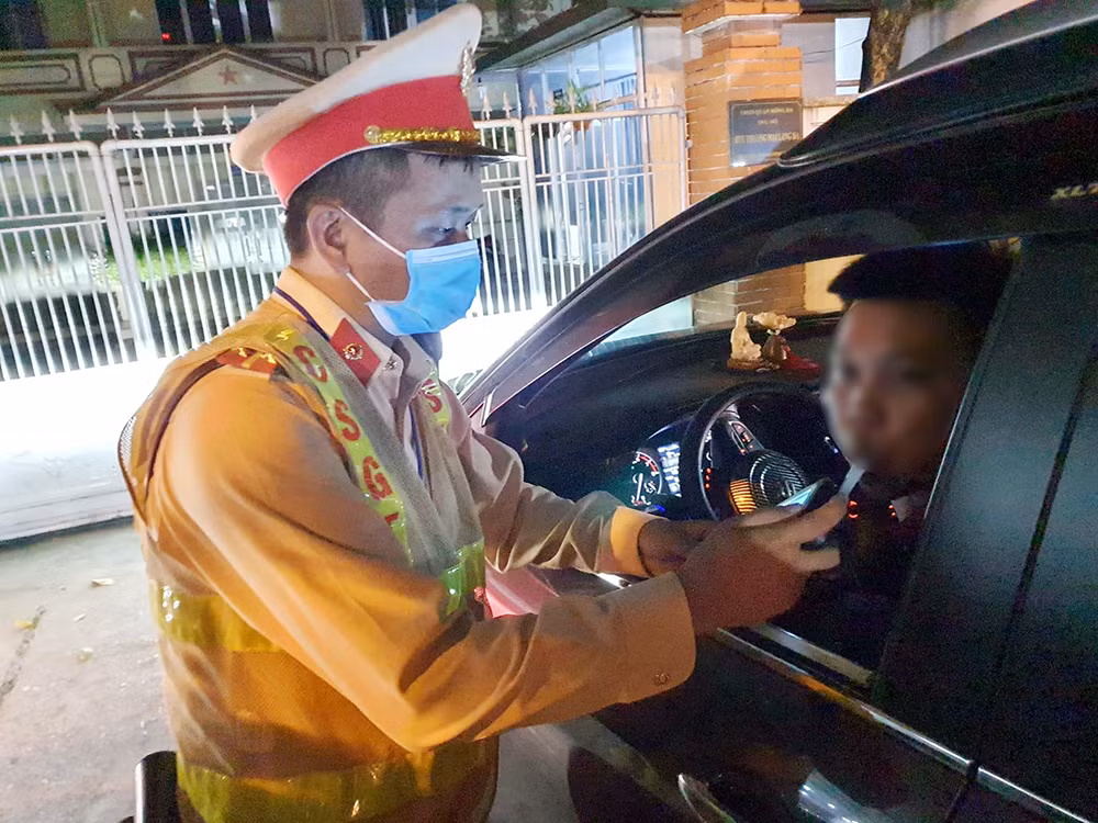 CSGT xử lý hàng loạt ma men vừa rời quán nhậu -0