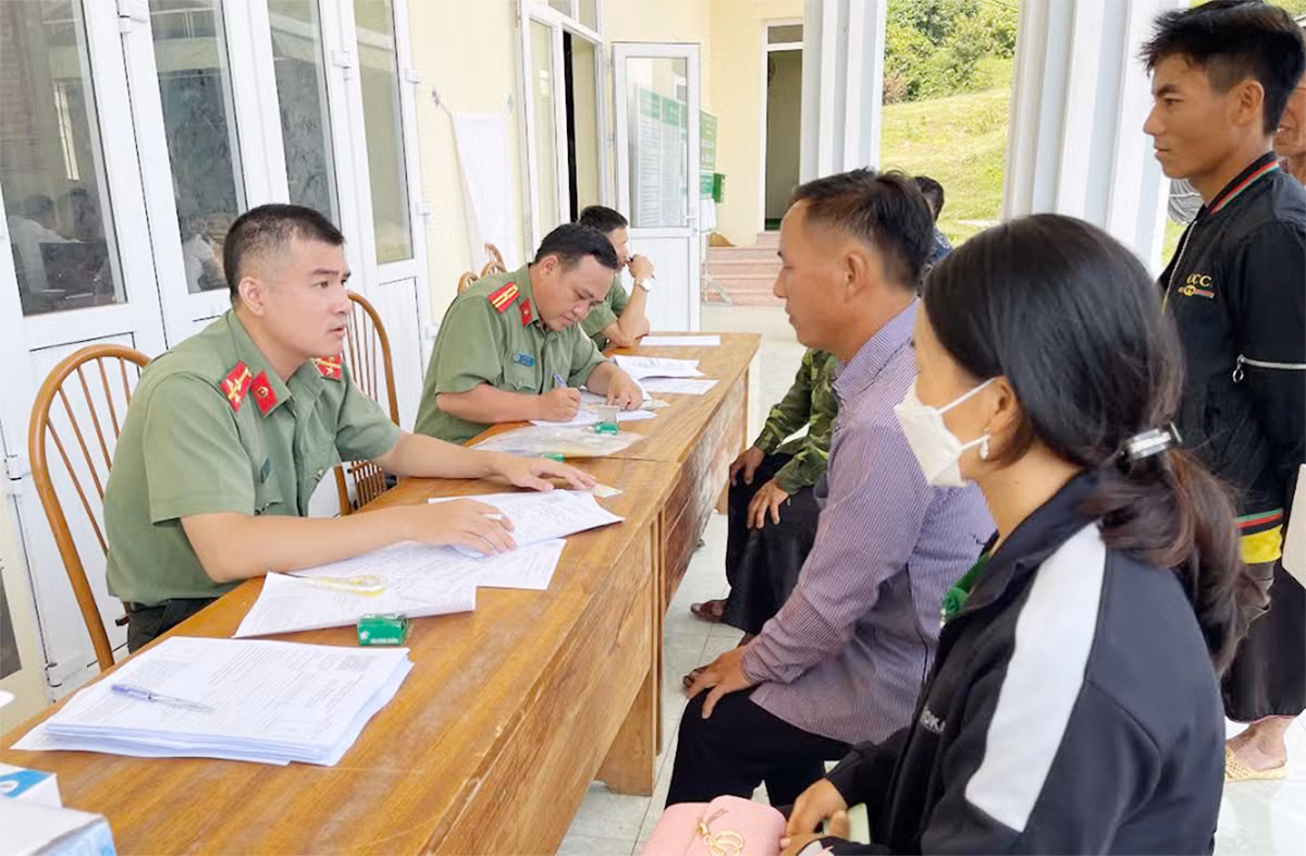 Đến tận xã cấp hộ chiếu cho người dân -0