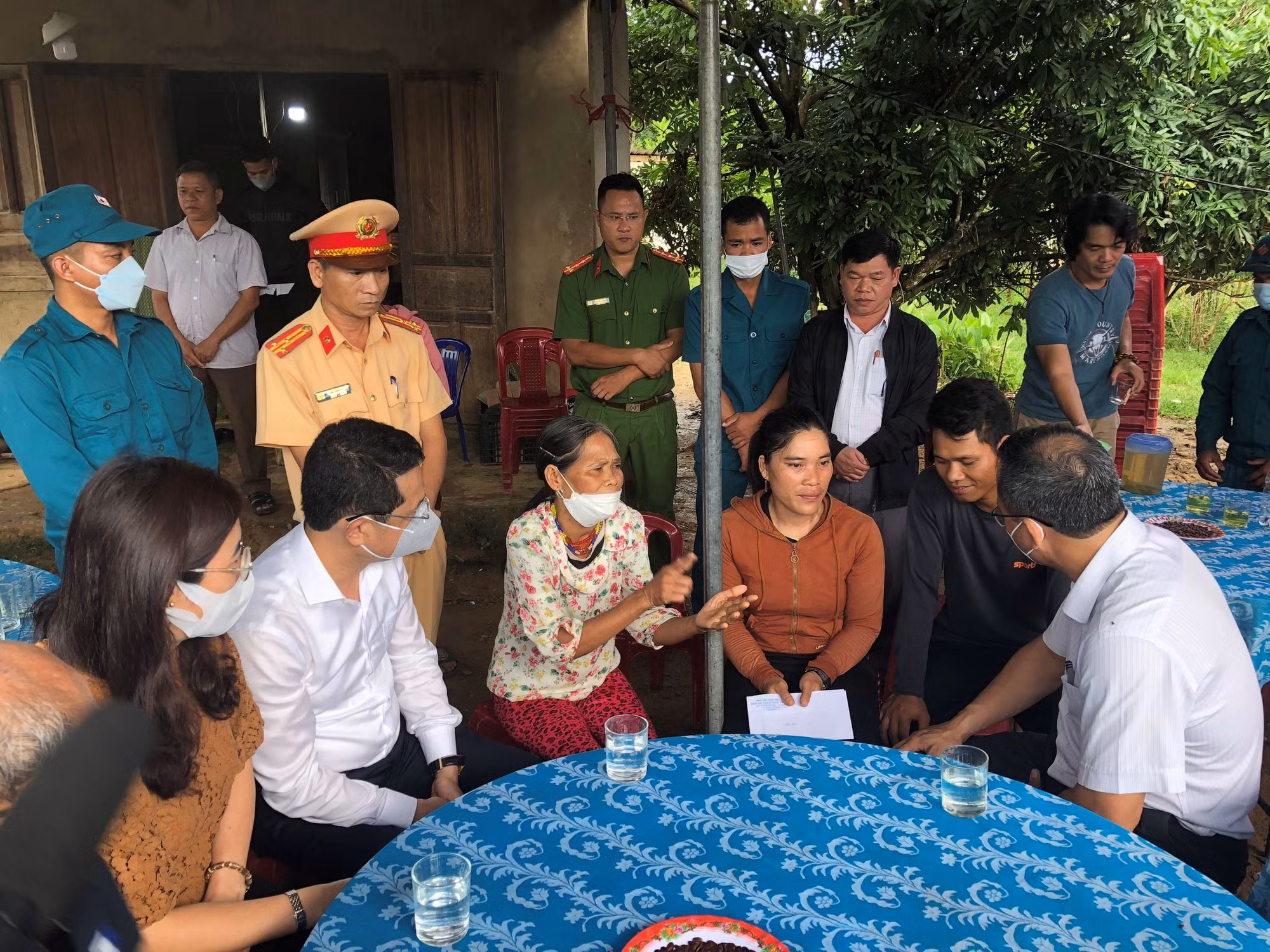 Ủy ban ATGT Quốc gia và tỉnh Thừa Thiên-Huế hỗ trợ gia đình các nạn nhân trong vụ tai nạn nghiêm trọng -0