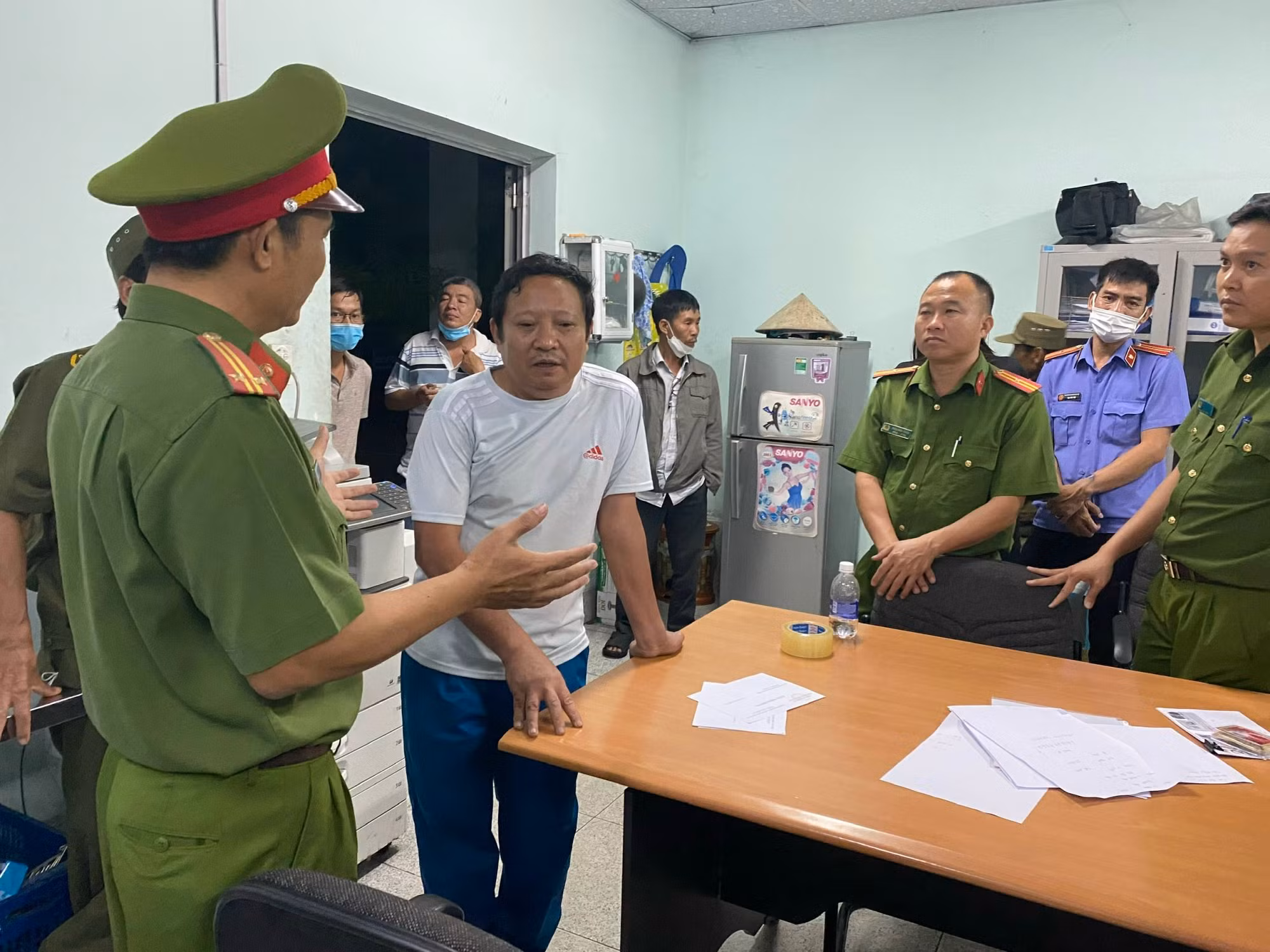 Tạm giữ xe tải nghi vận chuyển hàng cấm -0