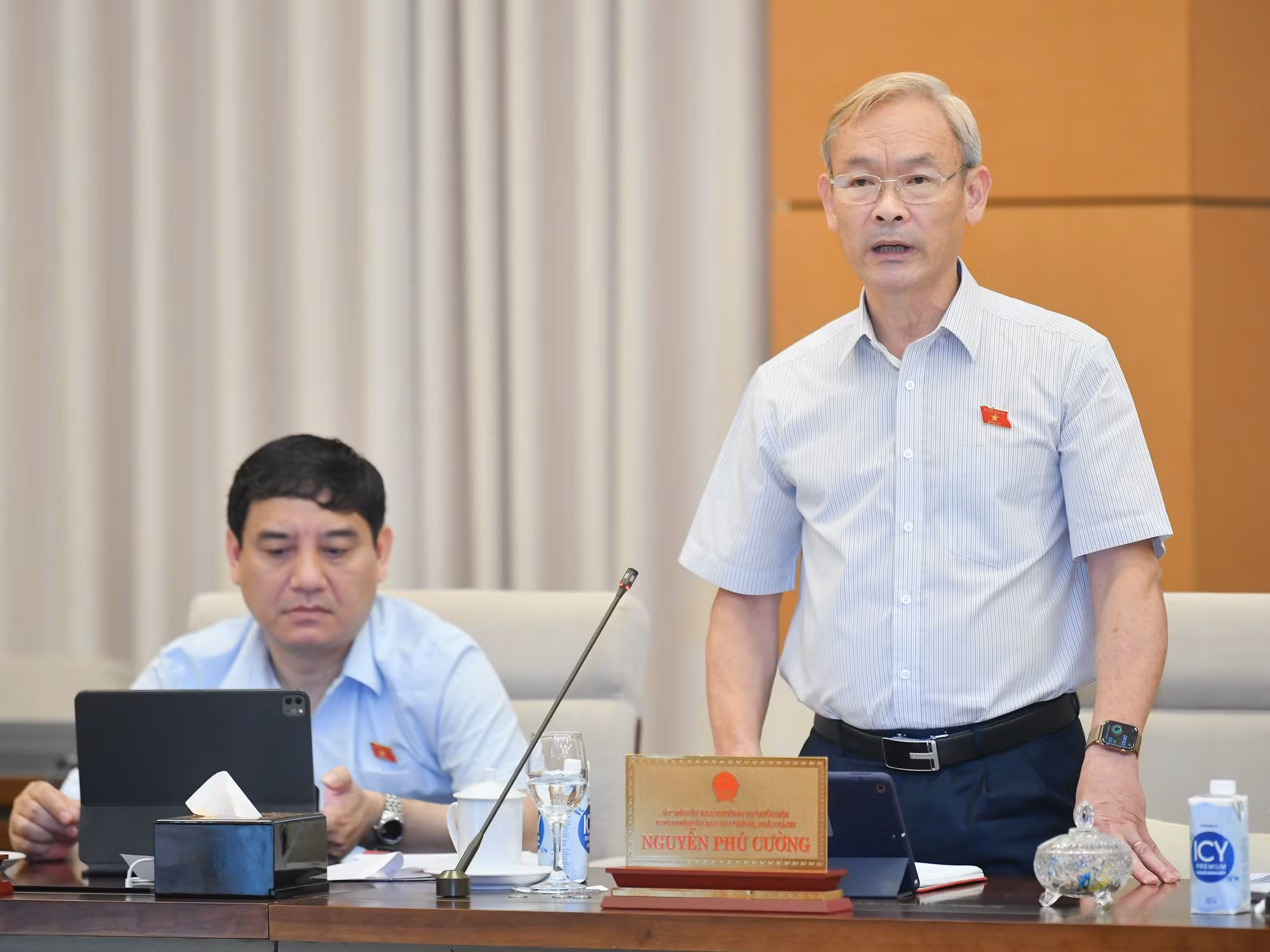 Mẹ chở con đi học thêm, vợ lấy luôn ATM của chồng có phải bạo lực gia đình? -0