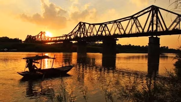 Cả ngày nắng nóng từ Bắc vào Nam, chiều tối mưa giông