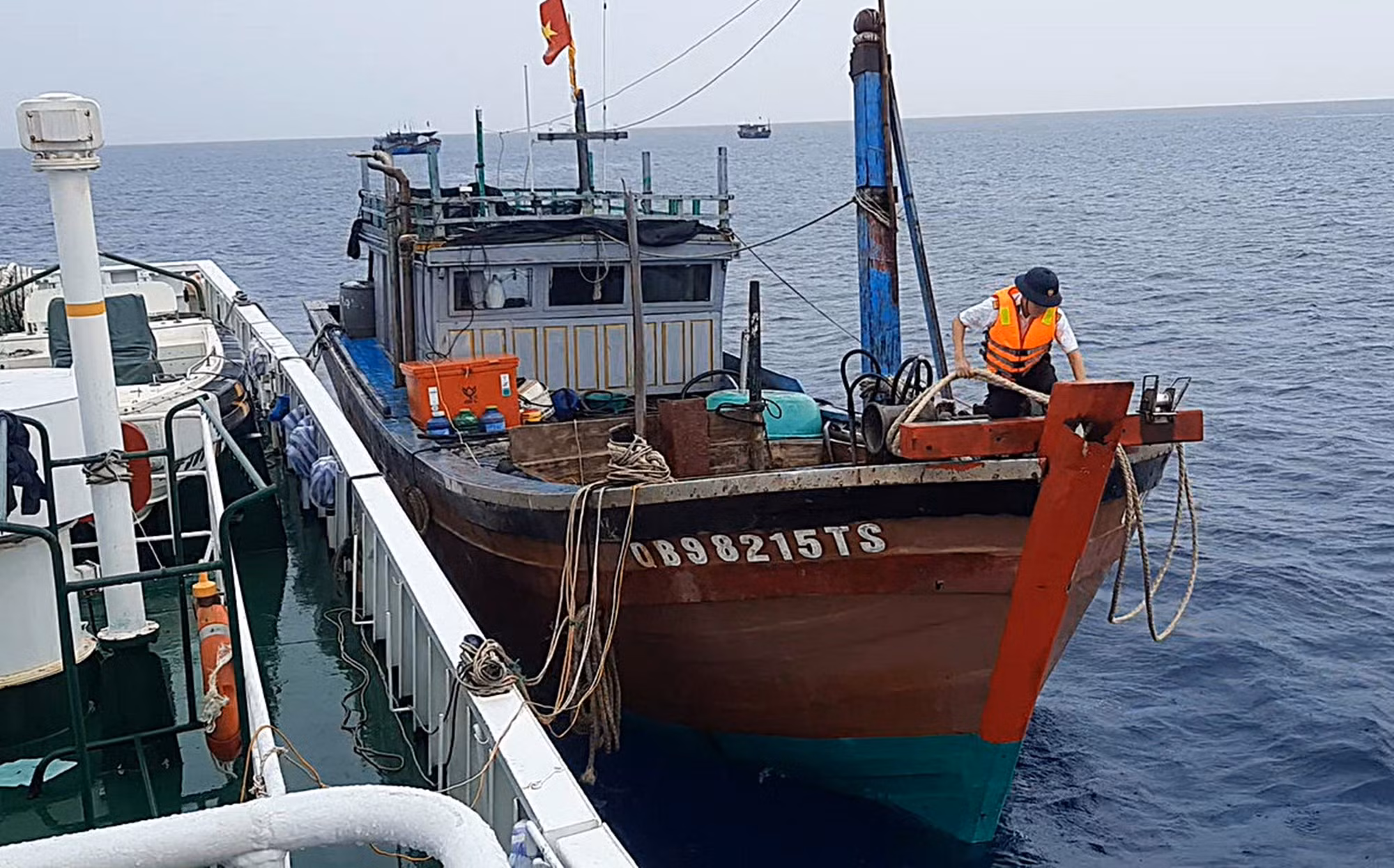 Cứu hộ thành công 2 tàu cá gặp nạn trên biển -0