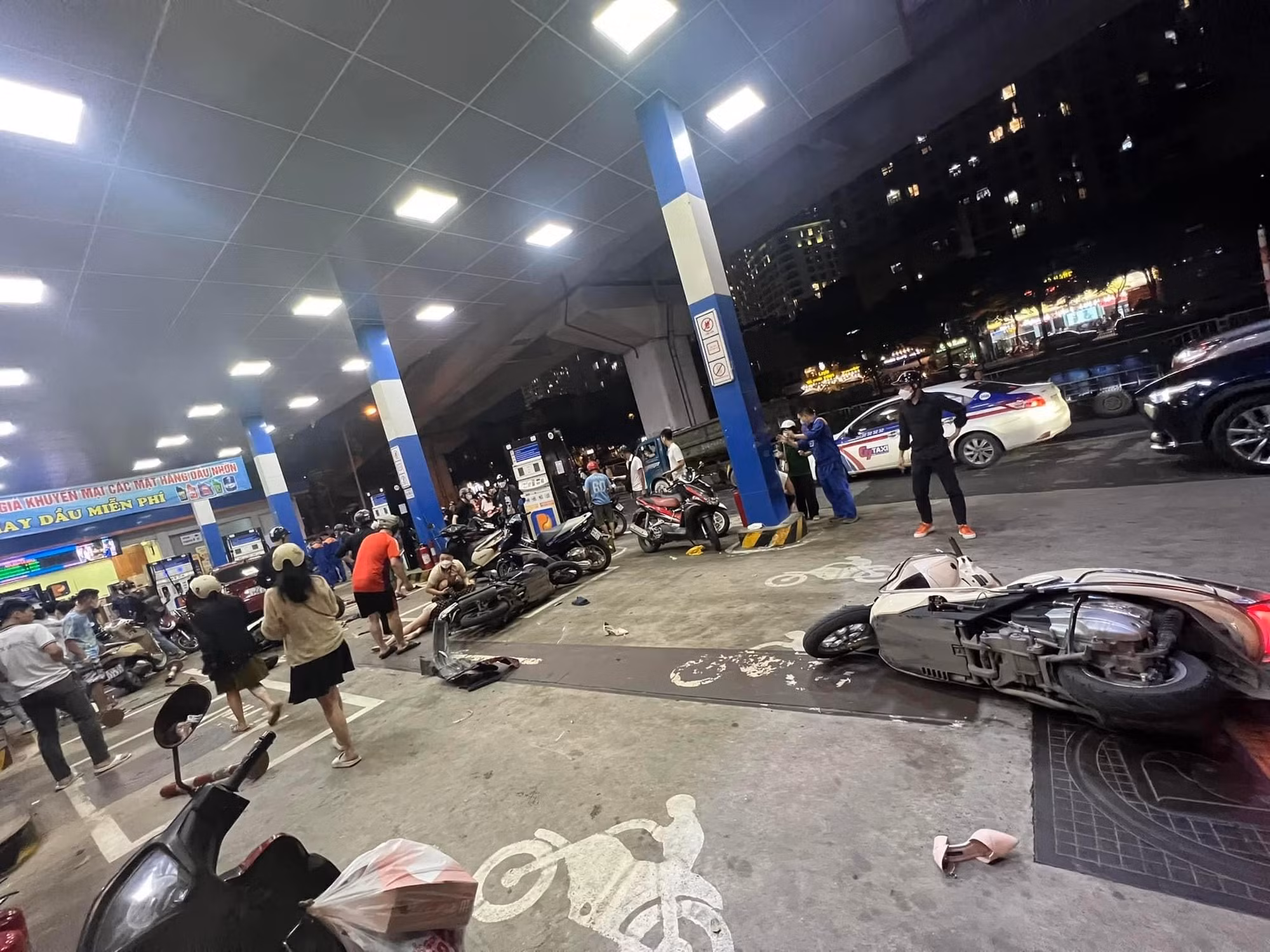 Ô tô lao vào cây xăng “hạ gục” hàng loạt xe máy, nhiều người bị thương -0