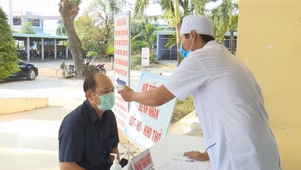 Ca COVID-19 nặng tăng vọt, 3 người tử vong