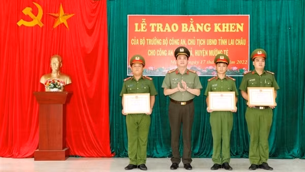Trao bằng khen của Bộ trưởng tặng Công an xã Mù Cả cứu dân gặp nạn